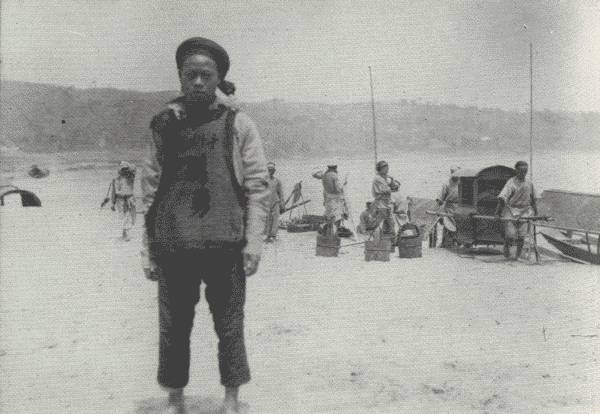 THE OLD-FASHIONED SOLDIER

All foreign travelers are given an official escort in the interior. This
fu-song was a noble warrior! But not a bewilderingly efficient
protector! He was a very lazy rascal!