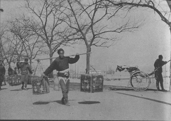 TEA FOR FOREIGN COUNTRIES

Coolies carrying tea packed for export; picture was taken in British
concession of Hankow.