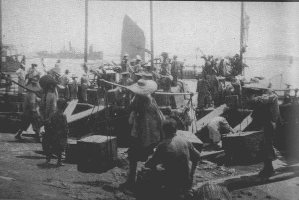 TEA FROM NATIVE DISTRICTS

Picture shows native tea dealers at Ku-kiang bringing in tea for
transport to the great tea factories in Hankow, where it is prepared for
export.