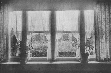 A charming window treatment, in a room whose color scheme
is carried out in the garden, giving a unique and delightful touch.