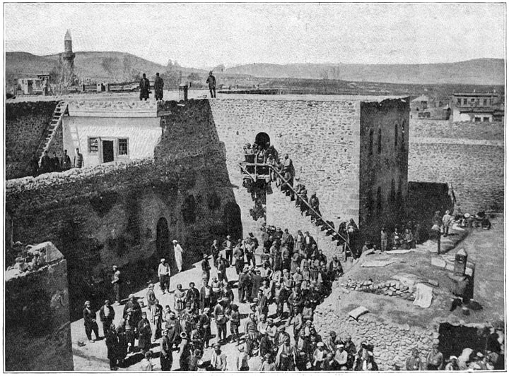 Kurden en Armeni&euml;rs in de nieuwe gevangenis te Erzeroem.