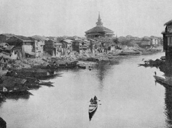 Fig. 150 Mosque of the Sh&aacute;h Hamad&aacute;n.