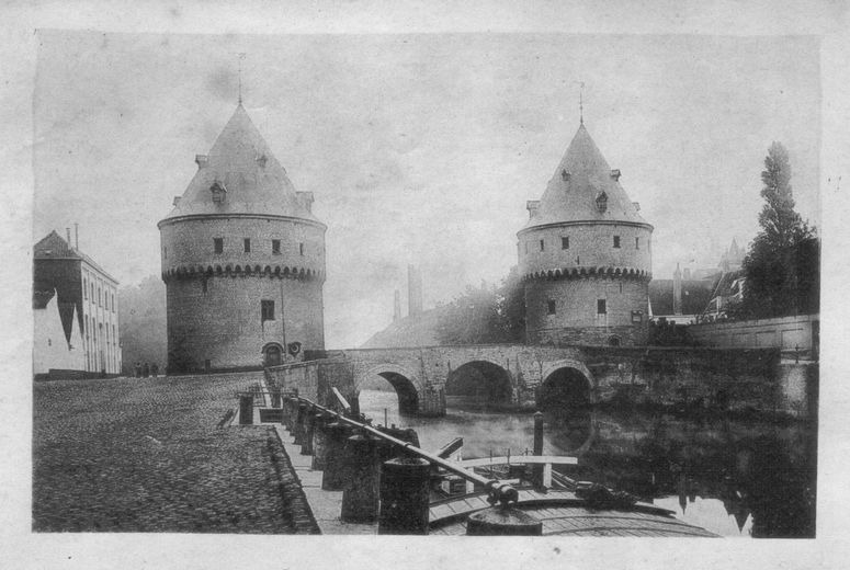 Kortrijk. &mdash; De Broeltorens.