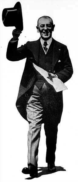 1918: The President acknowledging greetings at a
military review