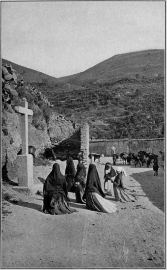 Copyright, 1910, by Underwood & Underwood

A Roadside Scene in Spain