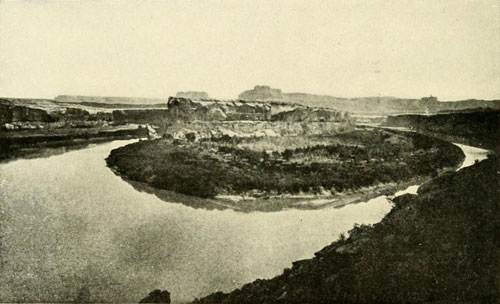 Bonito Bend, between
Labyrinth and Stillwater Canyons.