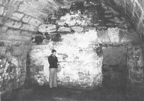 THE PRISON OF THE FORT HAS A SINGLE ENTRANCE, WHICH OPENS INTO A GUARDROOM. MASSIVE ARCH CONSTRUCTION MADE THE ROOMS OF THE FORT &ldquo;BOMB&rdquo; PROOF.