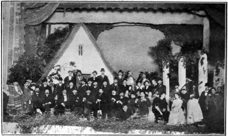 FÊTE EN L’HONNEUR DE BLASCO IBÁÑEZ A MADRID

Sur la scène figure la typique barraca de la Huerta valencienne. A
droite, quelques-unes des danseuses valenciennes qui concoururent à la
cérémonie. Au centre Blasco, ayant à sa droite Pérez Galdós. Dans le
groupe, le peintre Sorolla, le musicien Chapí, le sculpteur Benlliure,
les écrivains Mariano de Cavia, López Silva et autres.