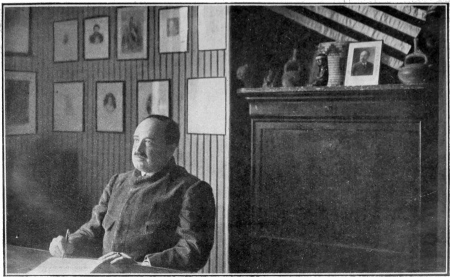 BLASCO DANS SON CABINET DE TRAVAIL A NICE (1921)

Au fond, sur un meuble, divers souvenirs indiens rapportés de l’Amérique
du Nord, ainsi qu’un drapeau américain, don d’un club de New York