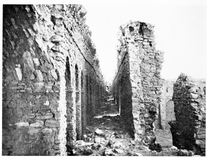 Fig. 86.&mdash;UKHEIḌIR, CHEMIN DE RONDE OF EAST WALL.